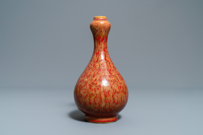 Deux paires de vases en porcelaine de Chine &agrave; fond corail et un vase &agrave; &eacute;mail flamb&eacute;, 19/20&egrave;me