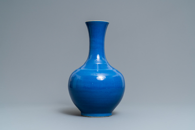 Un vase de forme bouteille en porcelaine de Chine bleu poudr&eacute; monochrome, marque et &eacute;poque de Guangxu