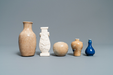 Huit petits vases et un lave-pinceaux en porcelaine de Chine, Kangxi et apr&egrave;s