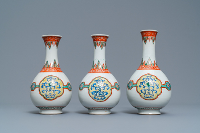 Trois vases de forme bouteille en porcelaine de Chine famille verte, Kangxi