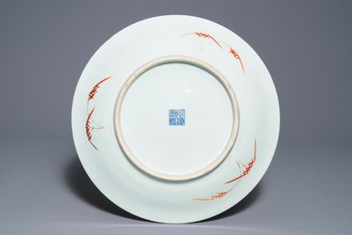 Un grand plat en porcelaine de Chine famille rose, marque de Qianlong, 19&egrave;me