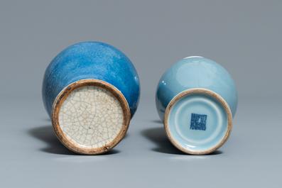 Two Chinese monochrome blue vases and three dishes, 19/20th C.