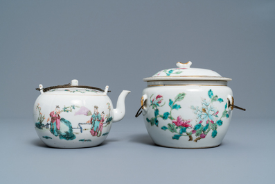 Une th&eacute;i&egrave;re et un bol couvert en porcelaine de Chine famille rose et trois coupes Bencharong, 19&egrave;me