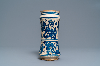 Een Mexicaanse blauw-witte albarello, Talavera Poblana, ca. 1700