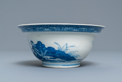 Een Chinese blauw-witte kom met een ongewoon decor met slaven, Qianlong