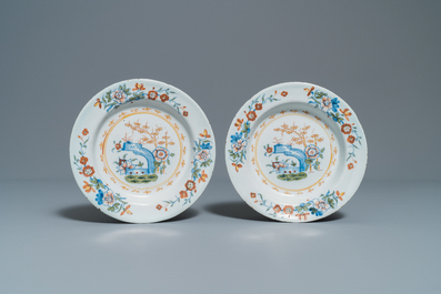 Vier polychrome Brussels aardewerken borden met chinoisierie decor, 18e eeuw