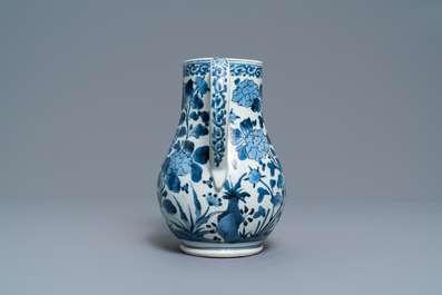 Een Japanse blauw-witte Arita kan met floraal decor, Edo, 17/18e eeuw