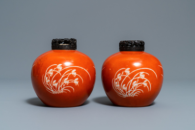 Deux paires de vases en porcelaine de Chine &agrave; fond corail et un vase &agrave; &eacute;mail flamb&eacute;, 19/20&egrave;me