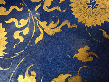 Een Chinese poederblauwe en vergulde schotel met floraal decor, Kangxi