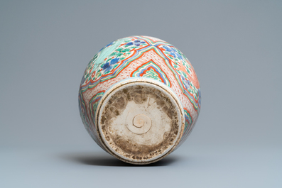 Un vase en porcelaine de Chine wucai &agrave; d&eacute;cor de poissons, &eacute;poque Transition