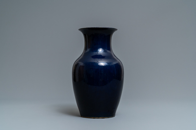 Een Chinese monochrome 'sacrificial blue' vaas, Qianlong