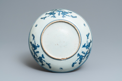 Un plat en porcelaine de Chine en bleu et blanc &agrave; d&eacute;cor d'un paysage, Jiajing