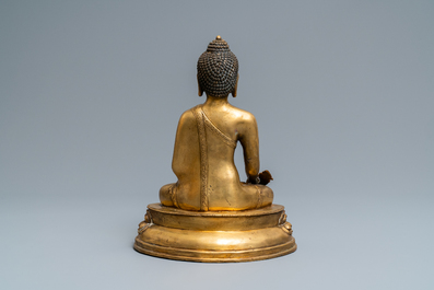 Une figure de Bouddha en bronze dor&eacute;, Tibet, d&eacute;but du 20&egrave;me