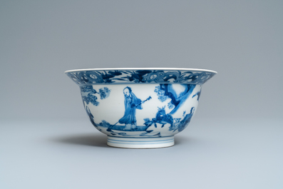 Un bol de type klapmuts en porcelaine de Chine en bleu et blanc, marque et &eacute;poque de Kangxi