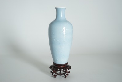 Un vase en porcelaine de Chine monochrome bleu de lavande &agrave; d&eacute;cor sous gla&ccedil;ure, marque de Yongzheng, 19/20&egrave;me