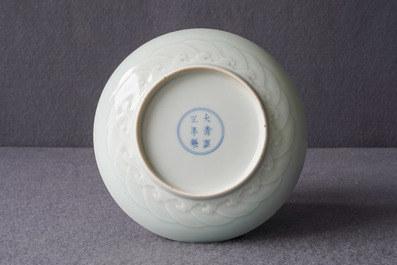 Une coupe en porcelaine de Chine c&eacute;ladon monochrome &agrave; d&eacute;cor incis&eacute;, marque et poss. &eacute;poque de Yongzheng