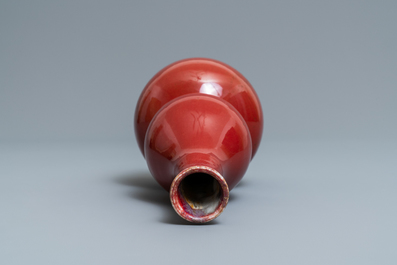 Un vase en porcelaine de Chine monochrome sang de boeuf, marque de Qianlong, 19/20&egrave;me