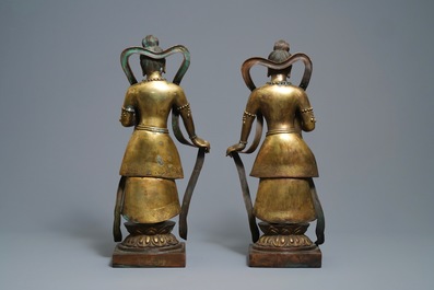 Een paar grote Chinese verguld bronzen figuren, China, 19e eeuw