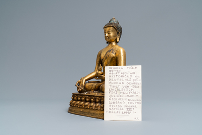 Une figure de Bouddha en bronze dor&eacute;, Tibet, d&eacute;but du 20&egrave;me