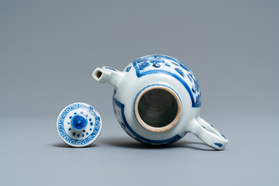 Une th&eacute;i&egrave;re en porcelaine de Chine en bleu et blanc &agrave; d&eacute;cor de longues dames, Kangxi