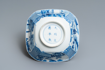 Een Chinese blauw-witte vierkante kom, Xuande merk, Kangxi