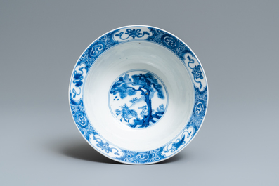 Een Chinese blauw-witte klapmuts kom met decor van figuren in een landschap, Kangxi merk en periode