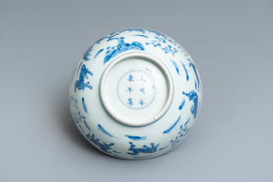 Een Chinese blauw-witte kom met 'De acht paarden van generaal Mu Wang', Yongle merk, Kangxi