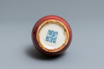 Een Chinese monochrome sang de boeuf kalebasvormige vaas, Qianlong merk, 19/20e eeuw