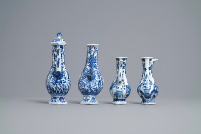 Quatre verseuses en porcelaine de Chine en bleu et blanc, Kangxi