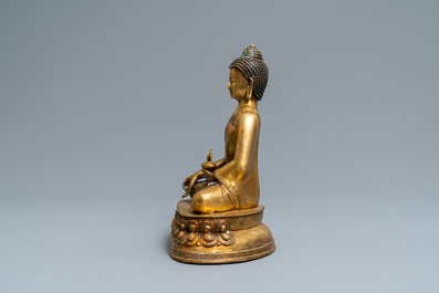 Une figure de Bouddha en bronze dor&eacute;, Tibet, d&eacute;but du 20&egrave;me