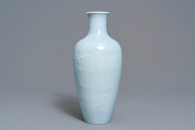 Un vase en porcelaine de Chine monochrome bleu de lavande &agrave; d&eacute;cor sous gla&ccedil;ure, marque de Yongzheng, 19/20&egrave;me