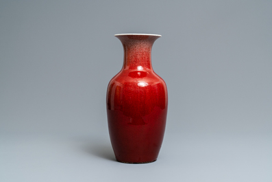 Un vase en porcelaine de Chine monochrome langyao, 19&egrave;me