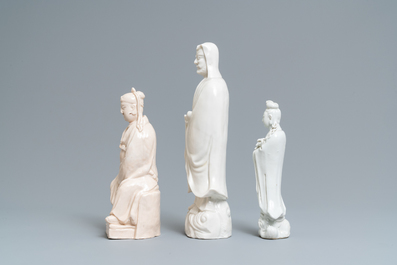 Trois figures en porcelaine blanc de Chine de Dehua, 18/19&egrave;me