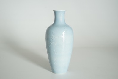 Un vase en porcelaine de Chine monochrome bleu de lavande &agrave; d&eacute;cor sous gla&ccedil;ure, marque de Yongzheng, 19/20&egrave;me