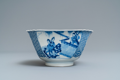 Un bol de forme carr&eacute;e en porcelaine de Chine en bleu et blanc, marque de Xuande, Kangxi