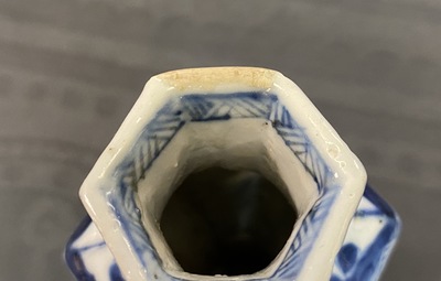 Cinq vases en porcelaine de Chine en bleu et blanc, Kangxi