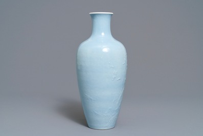 Un vase en porcelaine de Chine monochrome bleu de lavande &agrave; d&eacute;cor sous gla&ccedil;ure, marque de Yongzheng, 19/20&egrave;me