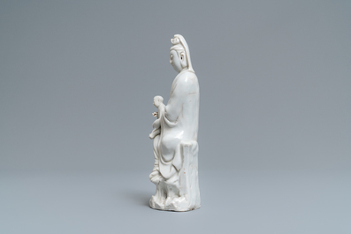 Une figure de Guanyin &agrave; l'enfant en porcelaine blanc de Chine de Dehua, Kangxi