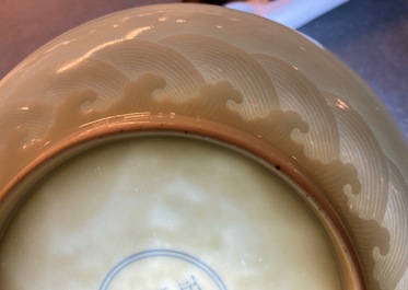 Een Chinees celadon bord met onderglazuur decor, Yongzheng merk en mogelijk periode