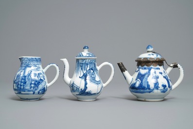 Twee Chinese blauw-witte theepotten en een melkkan, Yongzheng