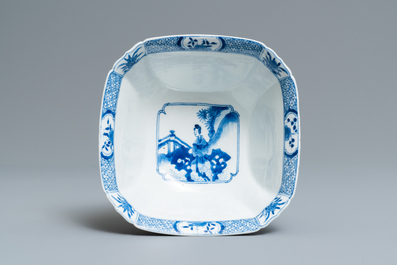 Een Chinese blauw-witte vierkante kom, Xuande merk, Kangxi