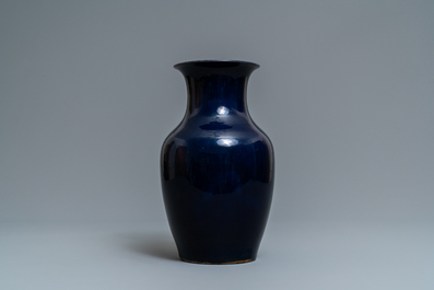 Un vase en porcelaine de Chine bleu monochrome, Qianlong