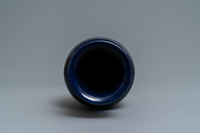 Un vase en porcelaine de Chine bleu monochrome, Qianlong