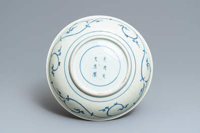 Un plat en porcelaine Arita en bleu et blanc, marque de Chenghua, Japon, Edo, 17/18&egrave;me