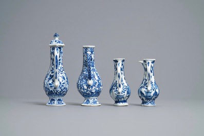 Quatre verseuses en porcelaine de Chine en bleu et blanc, Kangxi