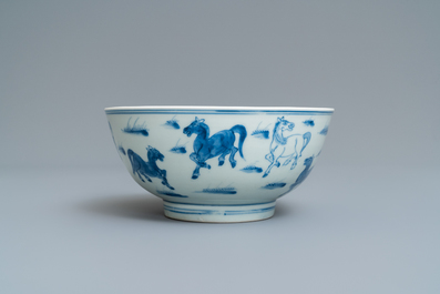 Een Chinese blauw-witte kom met 'De acht paarden van generaal Mu Wang', Yongle merk, Kangxi