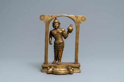 Een verguld bronzen figuur van een tempelwachter, Nepal, 19e eeuw