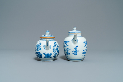 Deux th&eacute;i&egrave;res couvertes en porcelaine de Chine en bleu et blanc et deux de style Imari, Kangxi