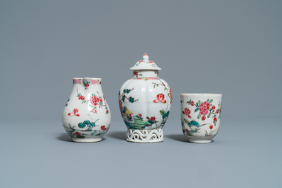 Een Chinees famille rose 27-delig theeservies met landschapsdecor, Yongzheng/Qianlong