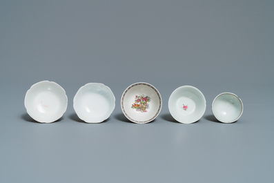 Six soucoupes et cinq tasses en porcelaine de Chine famille rose, Kangxi et apr&egrave;s